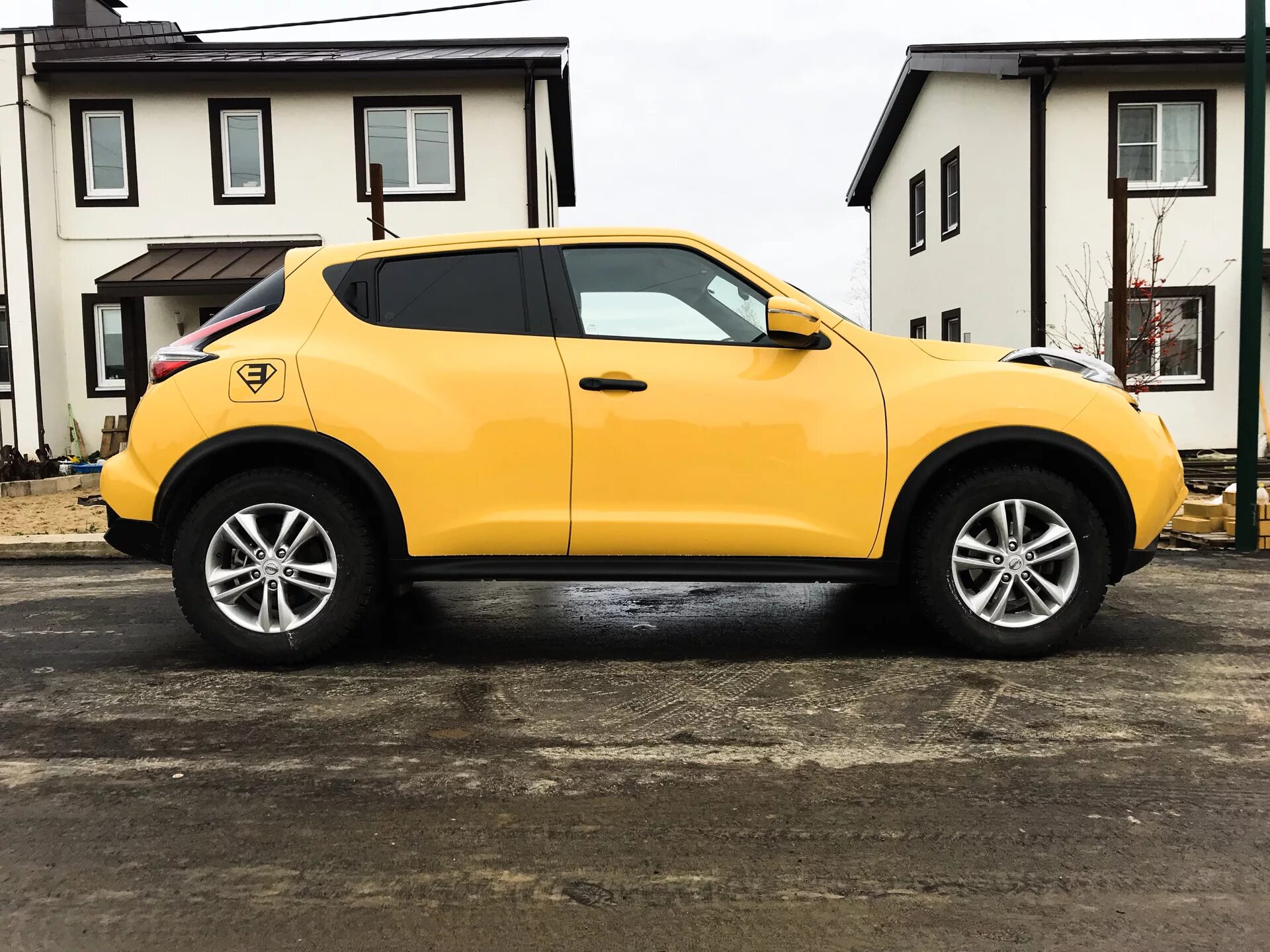 Nissan juke 2014. Nissan juke черный. Ниссан жук 1 поколение рестайлинг. Диски 16 ниссан жук. Nissan juke 2012.