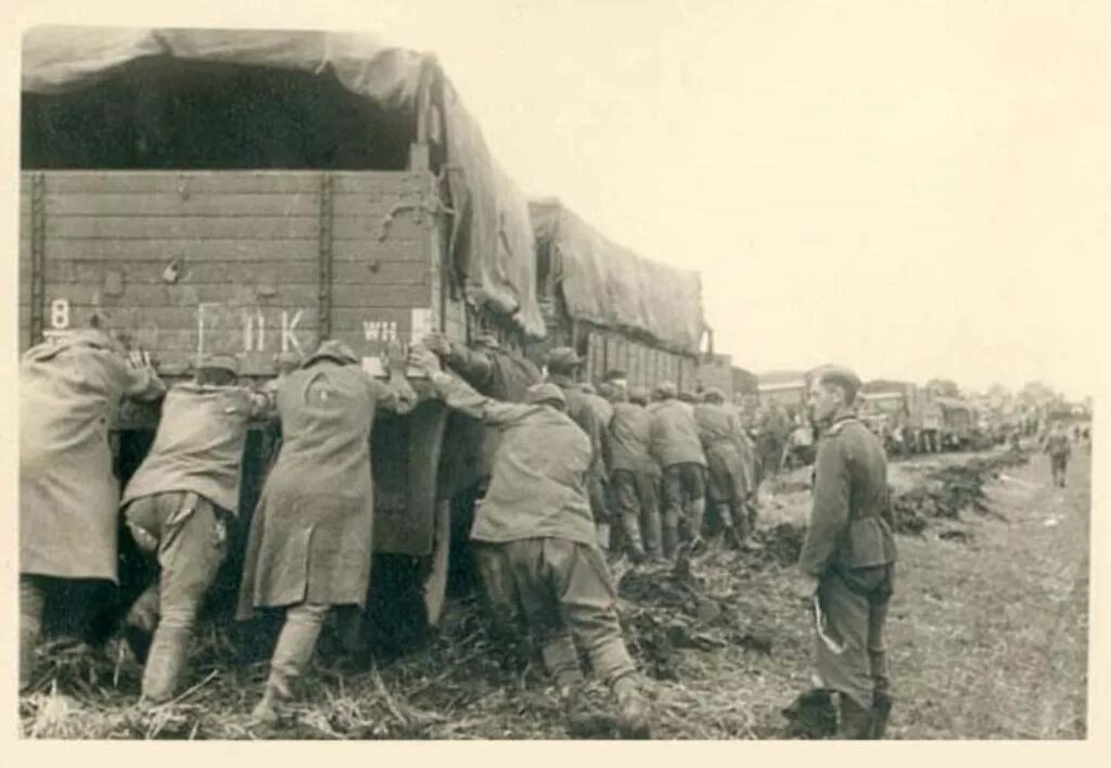 Советские военнопленные 1941-1943. Плен советских солдат в 1941. Пленные советские солдаты 1941. Колонна советских военнопленных 1941. Помощь военнопленным