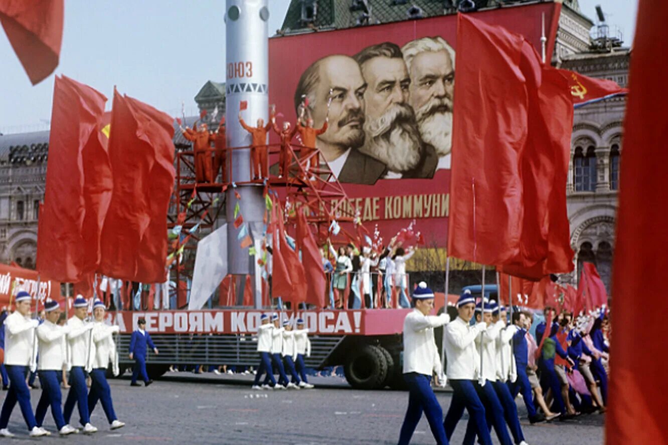 Фото 1 мая ссср. Первомайская демонстрация в СССР. Первомай парад СССР. 1 Мая в Советском Союзе. Демонстрация 1 мая в СССР.