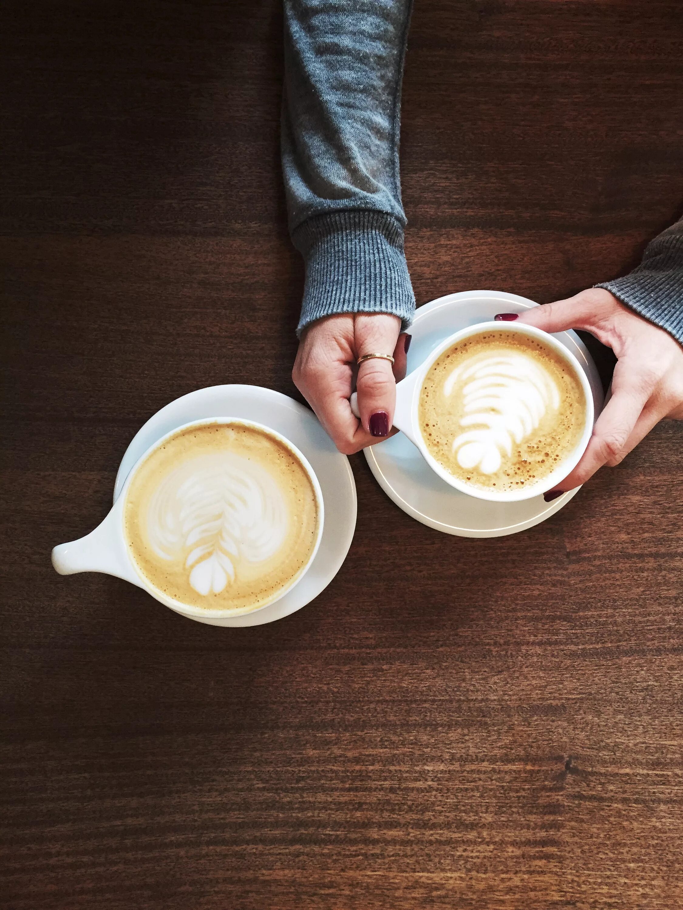 Утро ладонь. Кофе капучино латте. Кофе в кружке. Чашечка кофе в руках. Чашечка капучино в руке.