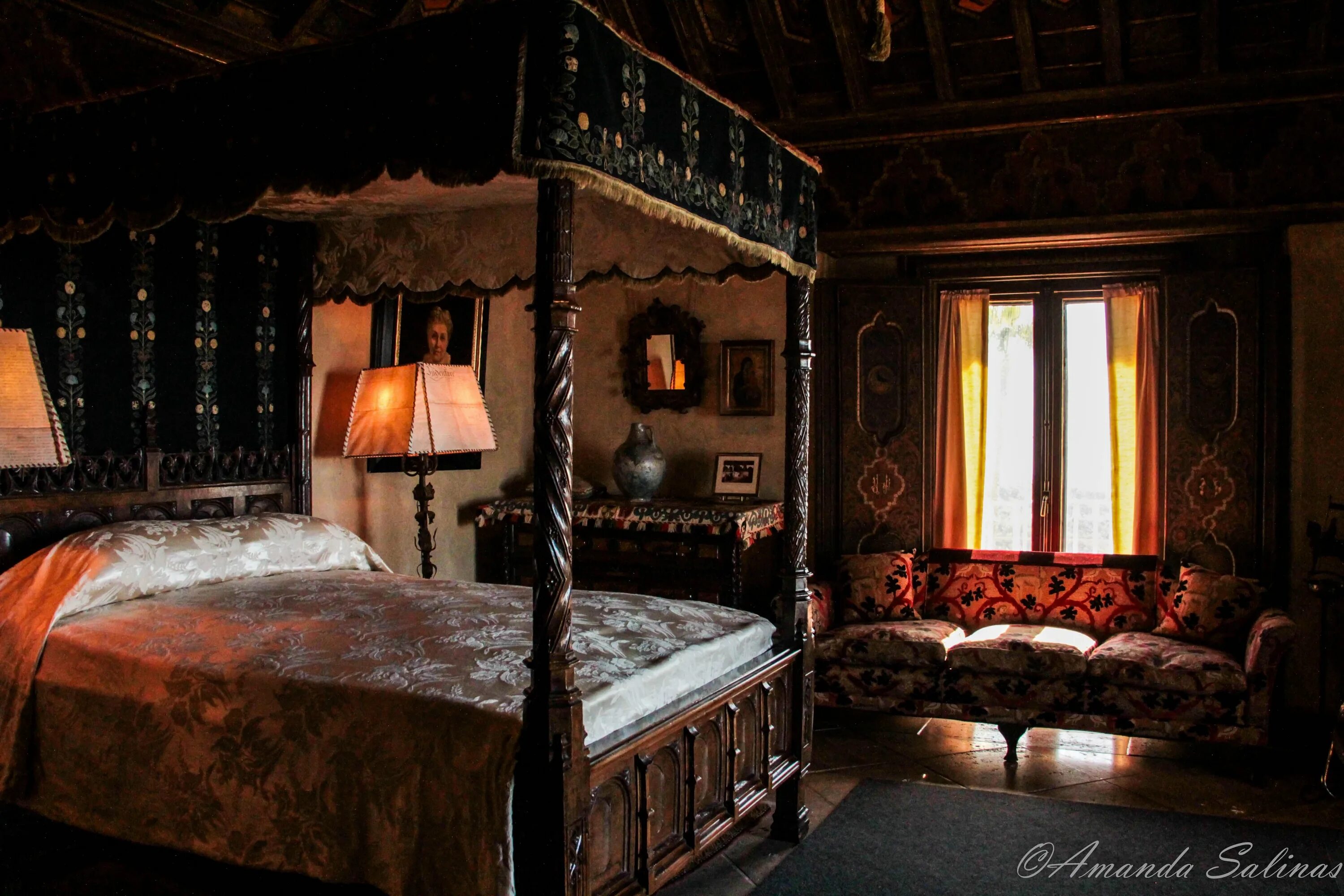 Свет на твоей кровати. Hearst Castle спальни. Готичная спальня Средневековая. Спальня в замке средневековья в готическом стиле. Спальня Анны Болейн.