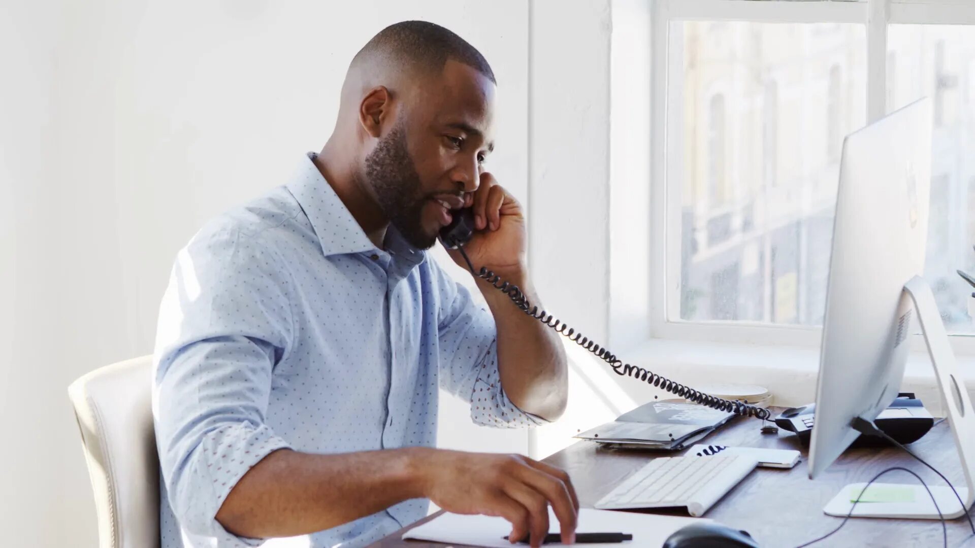 Темнокожий офис менеджер. Бизнес негр. Умный афроамериканец. Black man Office. He made a call