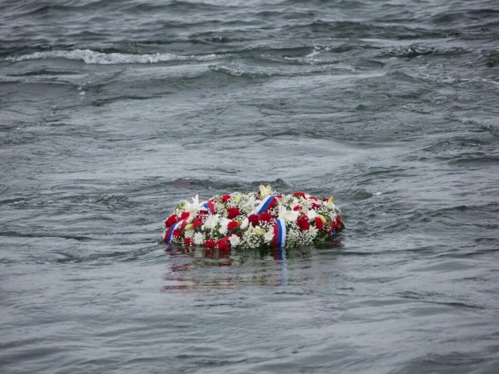 7 апреля память. 7 Апреля день памяти погибших подводников. Венок на воде. День памяти погибших подводников 7. Траурный венок на воде.