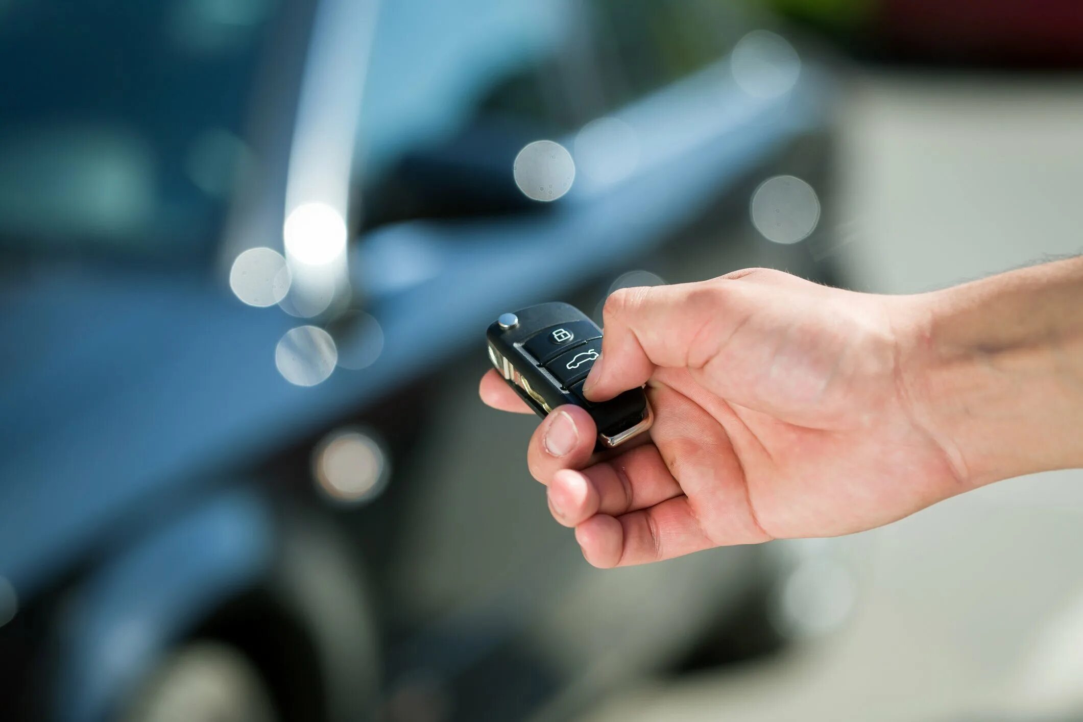 Keyed my car. Сигнализация на машину. Ключи для машины. Рука с ключами от авто. Key car автомобиль.