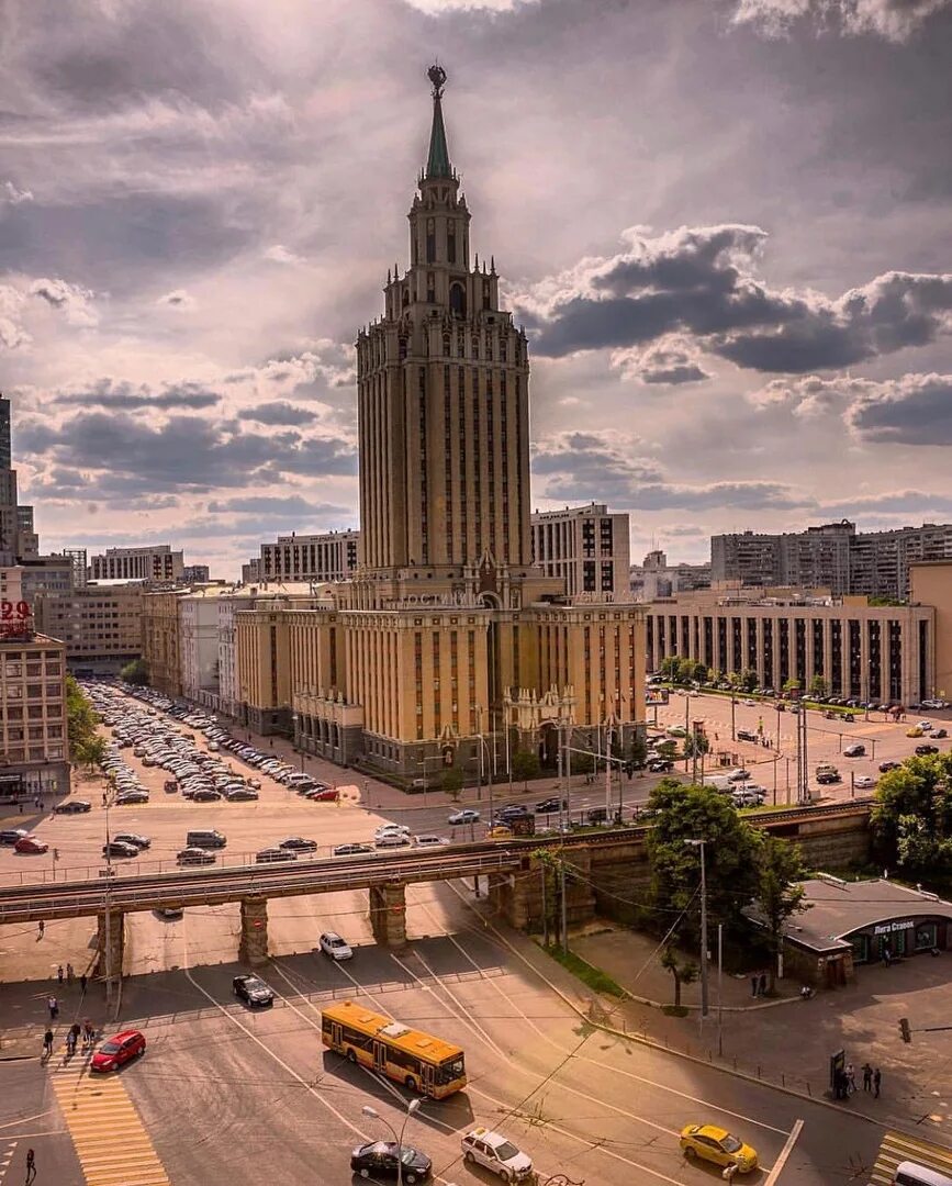 Сталинки в Москве МГУ. Семь сестер Москвы сталинские высотки. 7 Сталинская высотка гостиница Ленинградская. МГУ гостиница Украина здание МИД.