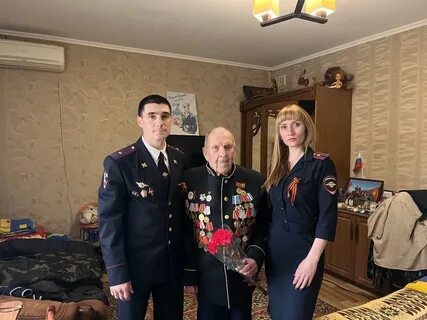 Сотрудники поздравили ветеранов