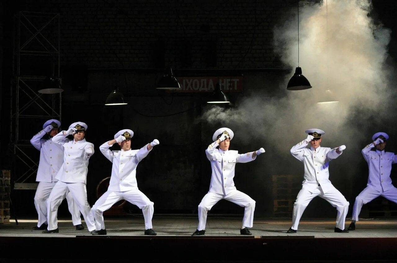 Мужская работа отзывы. Настоящая мужская работа. Инвентаризация товаров на складе. Человек в каске. Мужская работа отзывы.