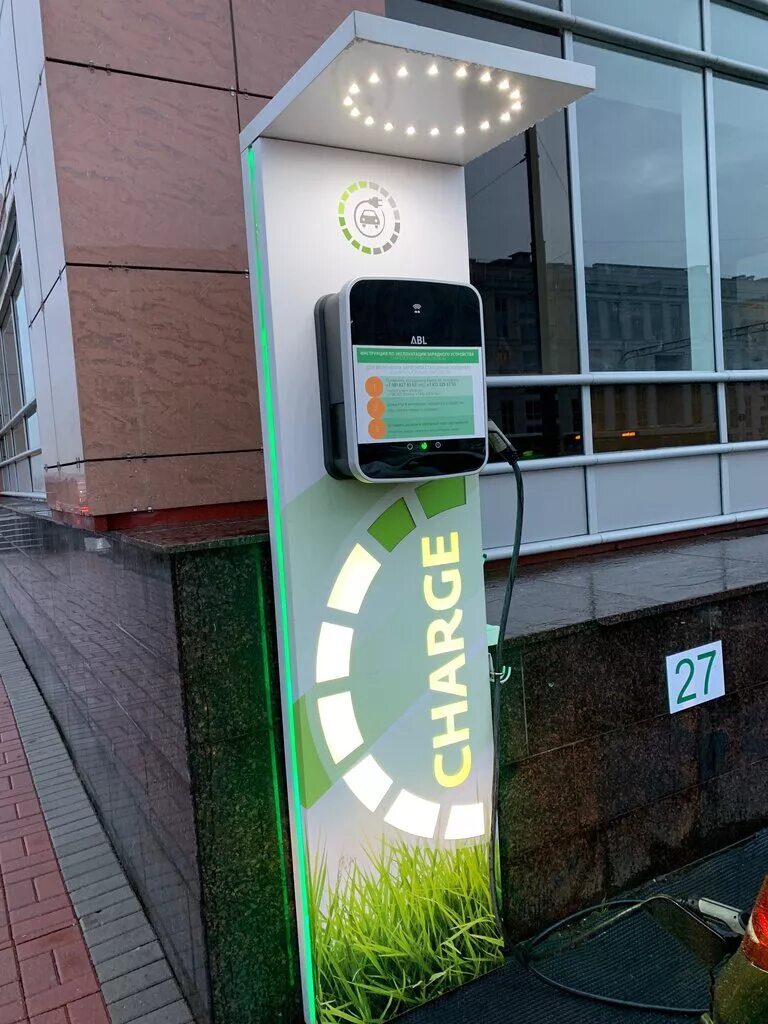зарядные станции для электромобилей спб. зарядная станция для электромобиля в паркинге. зарядка для электромобиля. зарядные станции санкт петербург. зарядка для электромобиля.