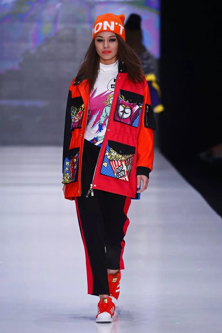 Костюмы спорт шик 2021 версаче. Коллекция гуччи 2017. Модный женский комбинезон весна-лето. Одежда мода 2017. Одежда мода 2017.