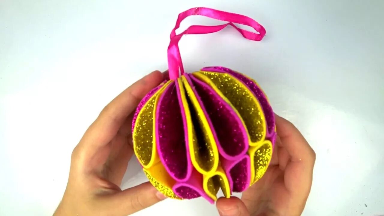 Игрушка шар из фоамирана. Елочная игрушка шар фоамиран. новогодние шары из фоамирана глиттерного. шарик из глиттерного фоамирана. легкие елочные игрушки из фоамирана.