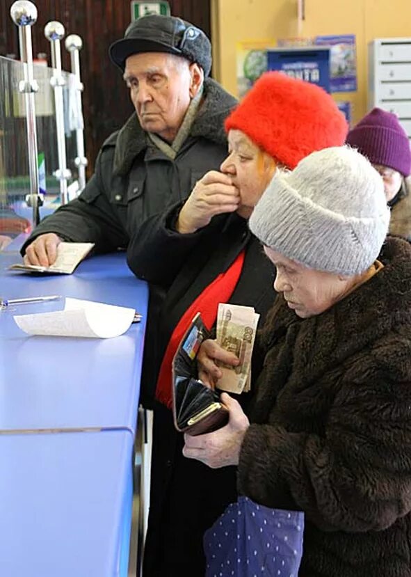 Выплата крымчанам. Пенсионеры. Пенсионеры в России. Пенсионеры пенсия. Пенсионеры в очереди.