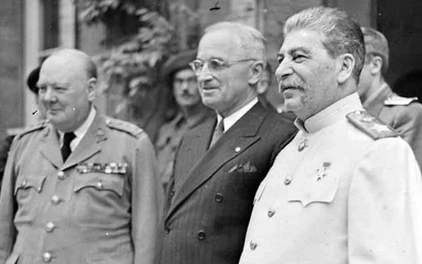 Потсдамская конференция союзников. Потсдамская конференция 1945 Трумэн Черчилль. Сталин Трумэн Черчилль Потсдамская конференция. Сталин Трумэн Черчилль. Сталин и Черчилль 1945.