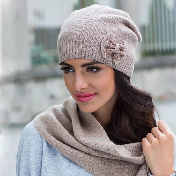 Шапка женская. Модные вязаные шапки. Шапка весенняя для девочки. Шапка бини kamea. Шапка женская.