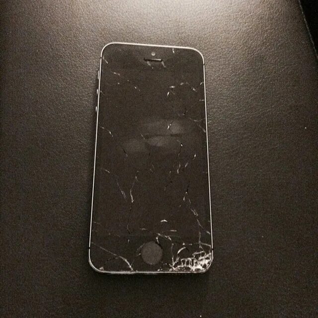 Смартфон с разбитым экраном. Стекло мобильного телефона разобьется 0. Разбитый телефон. Разбитый дисплей. Разбитый смартфон.