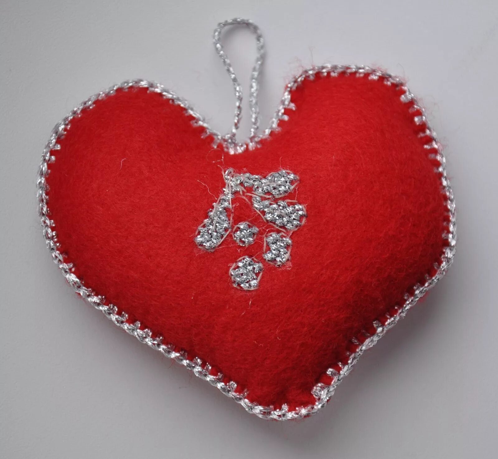 Сердечки из фетра. Сердце из фетра. Сердечки из фетра своими руками. Сердце из фетра. Поделки из фетра.