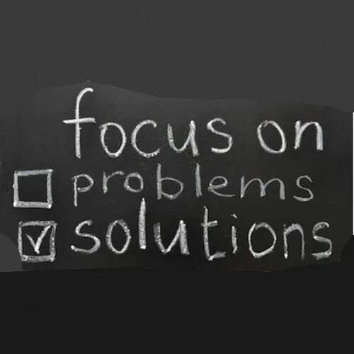 Идея мысль. Think solution. Оценка бизнеса. Человек держит лампочку. To think icon png.