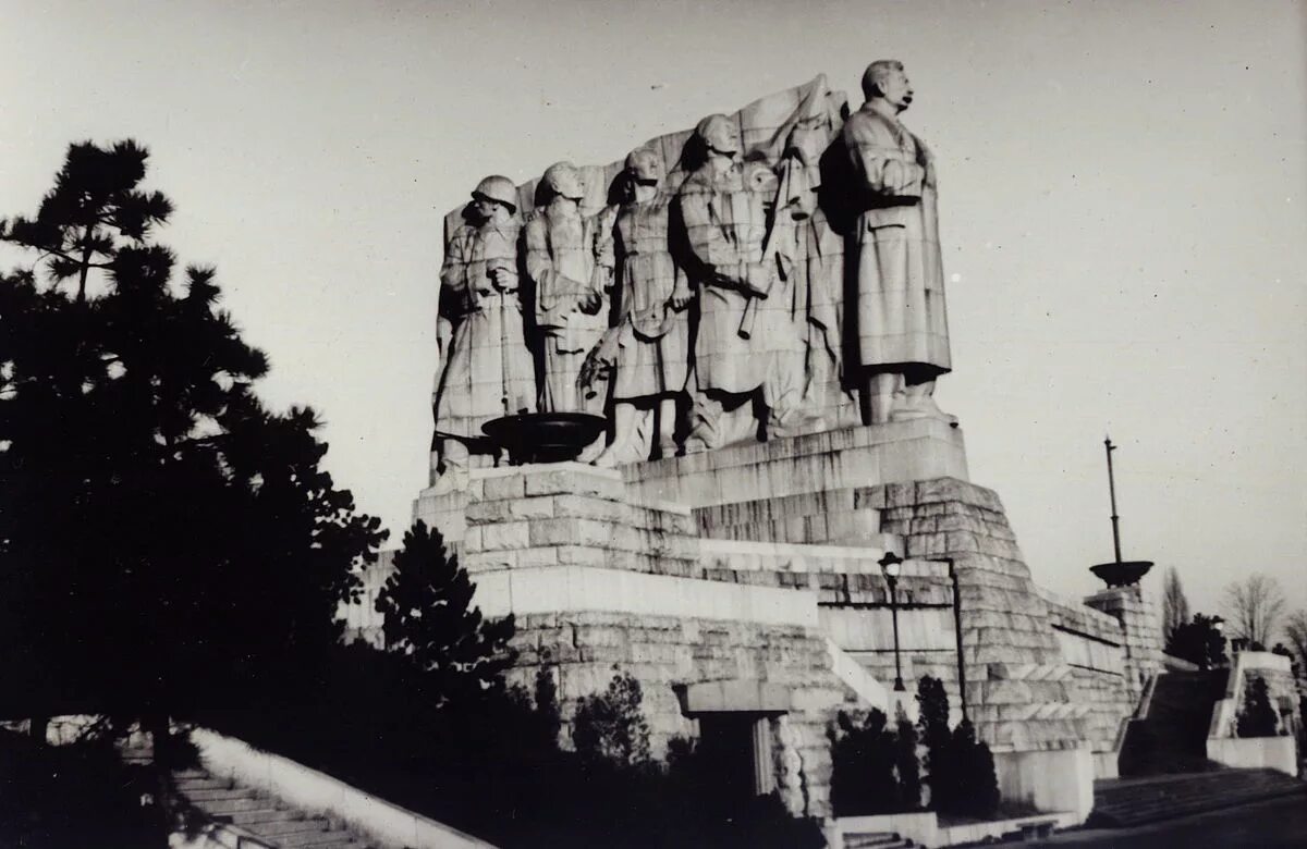 Памятник сталину в праге. Статуя сталина в праге. монументальный комплекс с памятником сталину в праге. памятник сталину в праге 1955 год.