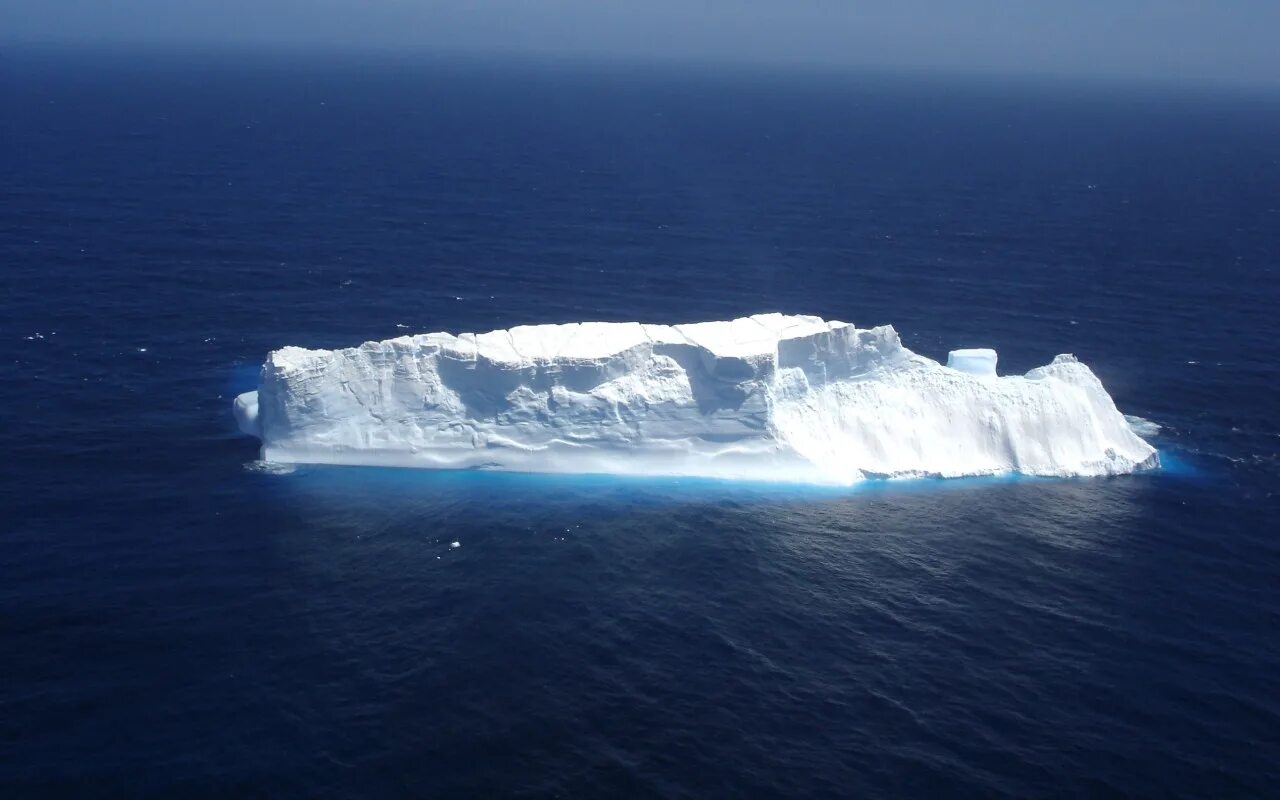 Лед снизу. Айсберг Ледяная плавучая гора. Ледники айсберги Антарктиды. Айсберг льдина.