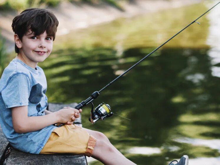 Ловят подростков. Мальчик Рыбак. Детская фотосессия рыбалка. Мальчик на рыбалке. Мальчик ловит рыбу.