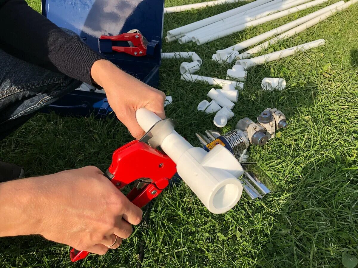 Сварка полипропиленовых водопроводных труб. Пайка муфты полипропиленовой трубы 220. Пайка муфты полипропиленовой трубы. Сварка полипропилена труб проаква. Пластиковые трубы для отопления.