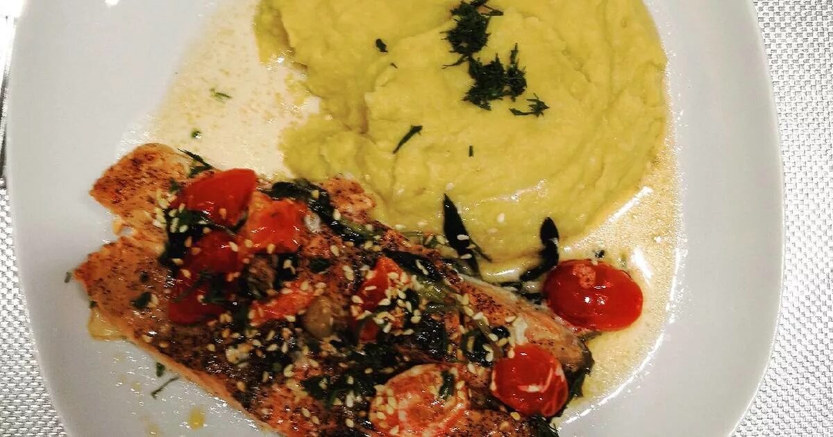 Тартар из горбуши. Семга в сливках со шпинатом. Семга в сливках со шпинатом. Семга со шпинатом в сливочном соусе. Шпинатный рулет с красной рыбой.