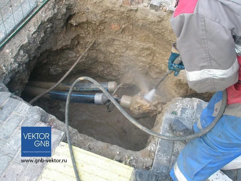 Прокол под фундаментом для водопровода. Прокол для трубы водоснабжения. Прокол водопровода в частный дом. Прокол водовода в частный.