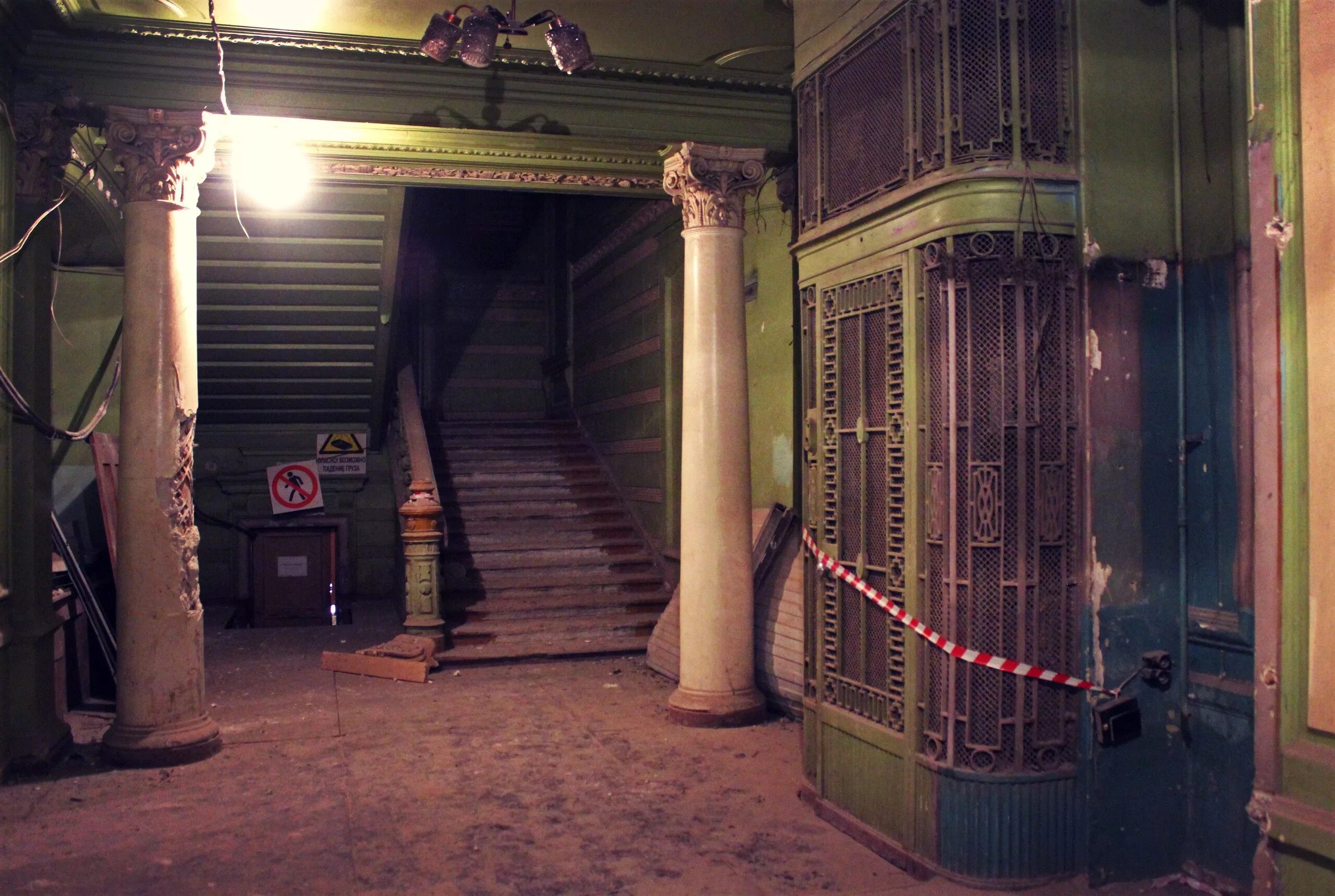 лифт в доме зингера. дореволюционные лифты в санкт-петербурге. старинный лифт. лифты санкт петербург. лифт на невском 21 санкт-петербург.