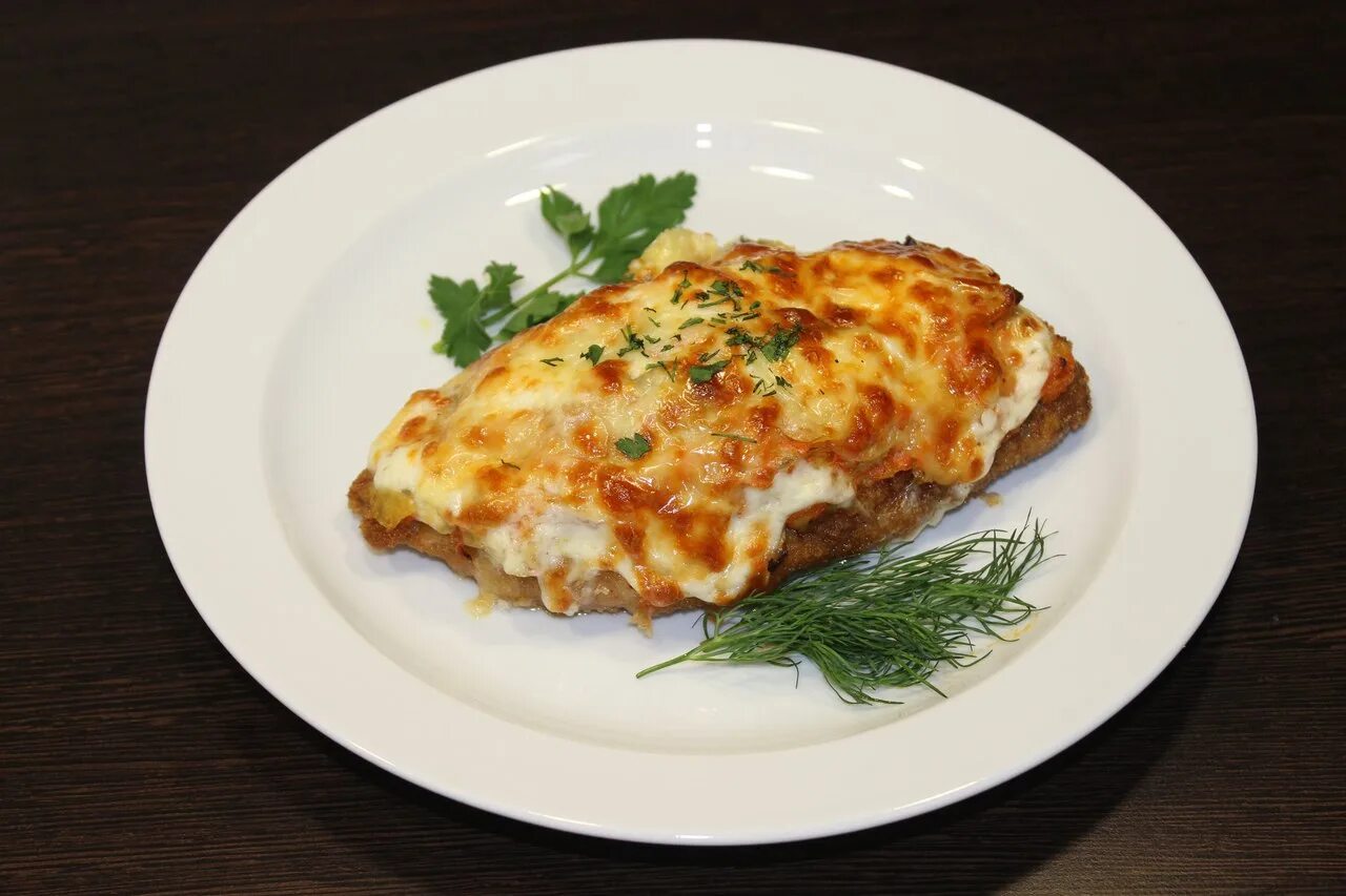 Курица под шубой в духовке с помидорами. Куриная грудка под шубой в духовке. отбивная куриная грудка с помидорами и сыром. отбивная эскалоп. куриная отбивная с овощами.