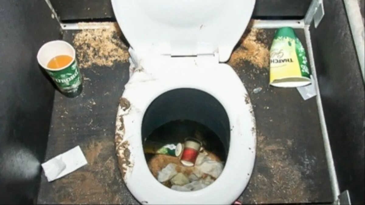 Поем и сразу в туалет понос. Кровавый понос в туалете. руж diarrhea toilet.