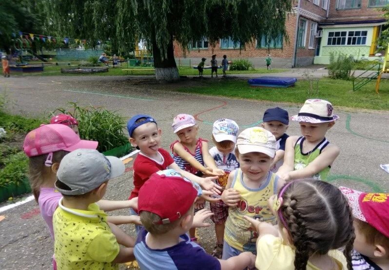 Народная игра каравай. Дети в хороводе в детском саду. Хоровод в детском саду. Игра каравай. Хороводная игра каравай.