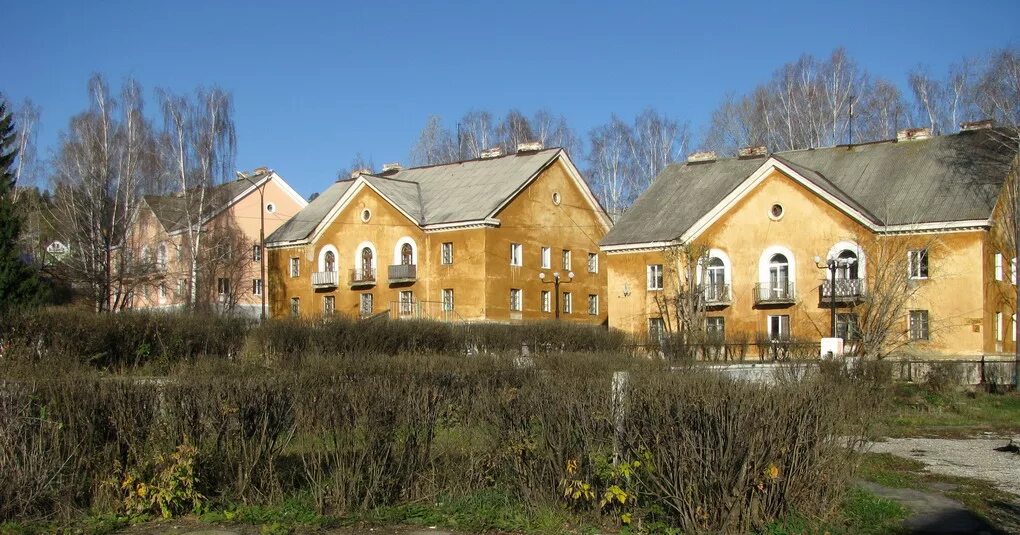 Дома которые строили немцы. Дома построенные пленными немцами. Немцы строили дома. Дибуновская улица спб. Двухэтажные дома построенные пленными немцами.