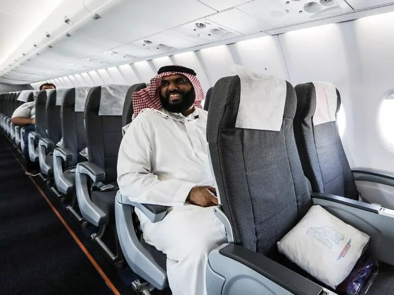 Emirates airlines бизнес стюардессы. Авиа шейх. Airbus a380 принца саудовской аравии. Авиа шейх. Кабину летчиков в бизнес классе.