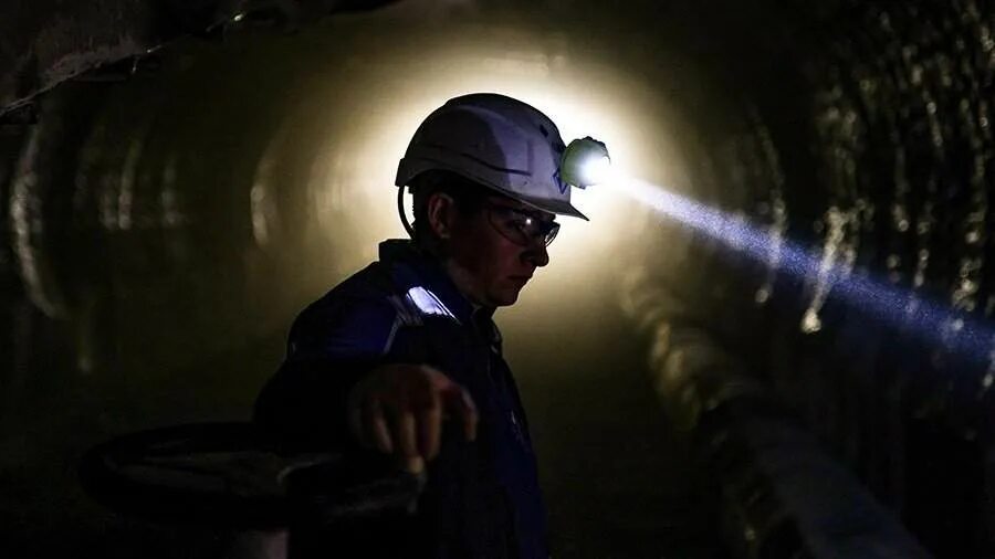 Промышленная безопасность в шахте. Лицо шахтера. Проходчик горных выработок. Каска шахтера. Шахтер образование.