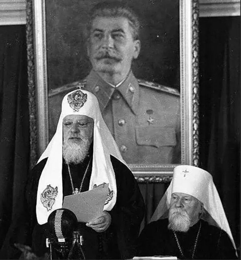 Сергий страгородский и портрет сталина. Митрополиты алексий симанский и николай ярушевич. Сталин священник. Встреча сталина с иерархами 1943. Сталин священник.