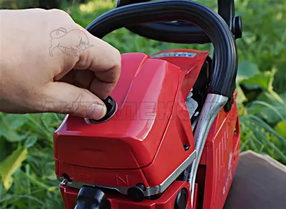 Защитный кожух бензопилы. Пила штиль 180 разбавить бензин. Масло в бензин для штиль 180. Бензин пила. Чем заправить бензопилу крофф.