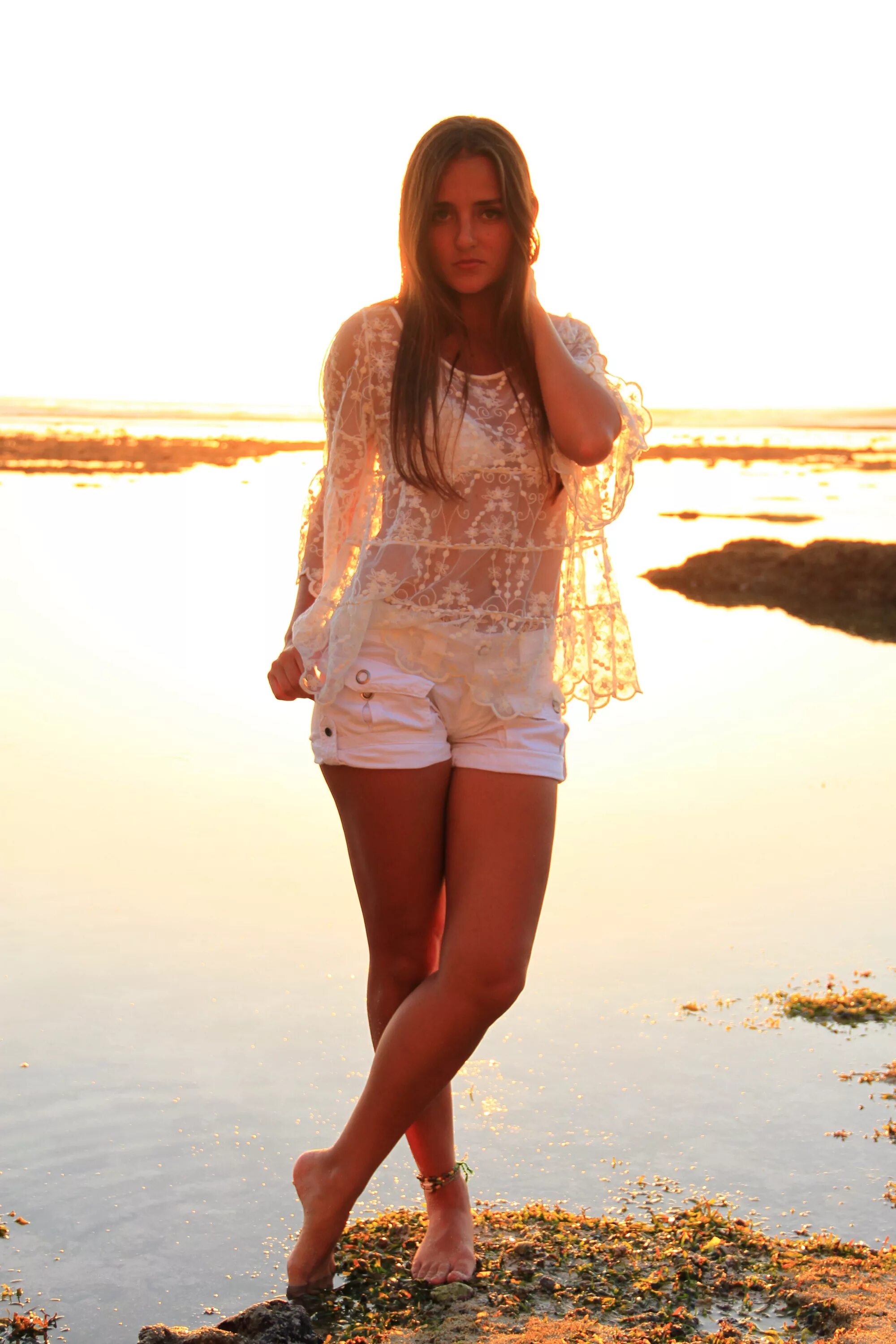 Частные девушки 11 лет. Продается девушка. Женщина в офисе. Девушка продает. Девушка с пакетами.