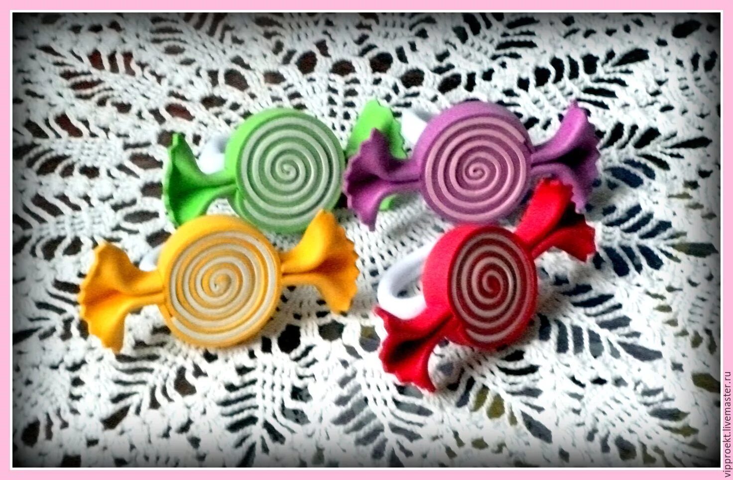 Лерита игрушки на елку канзаши. Конфета из фоамирана на елку. Конфета из фоамирана на елку. Шишки на елку из лент канзаши. Магнит топиарий елка.