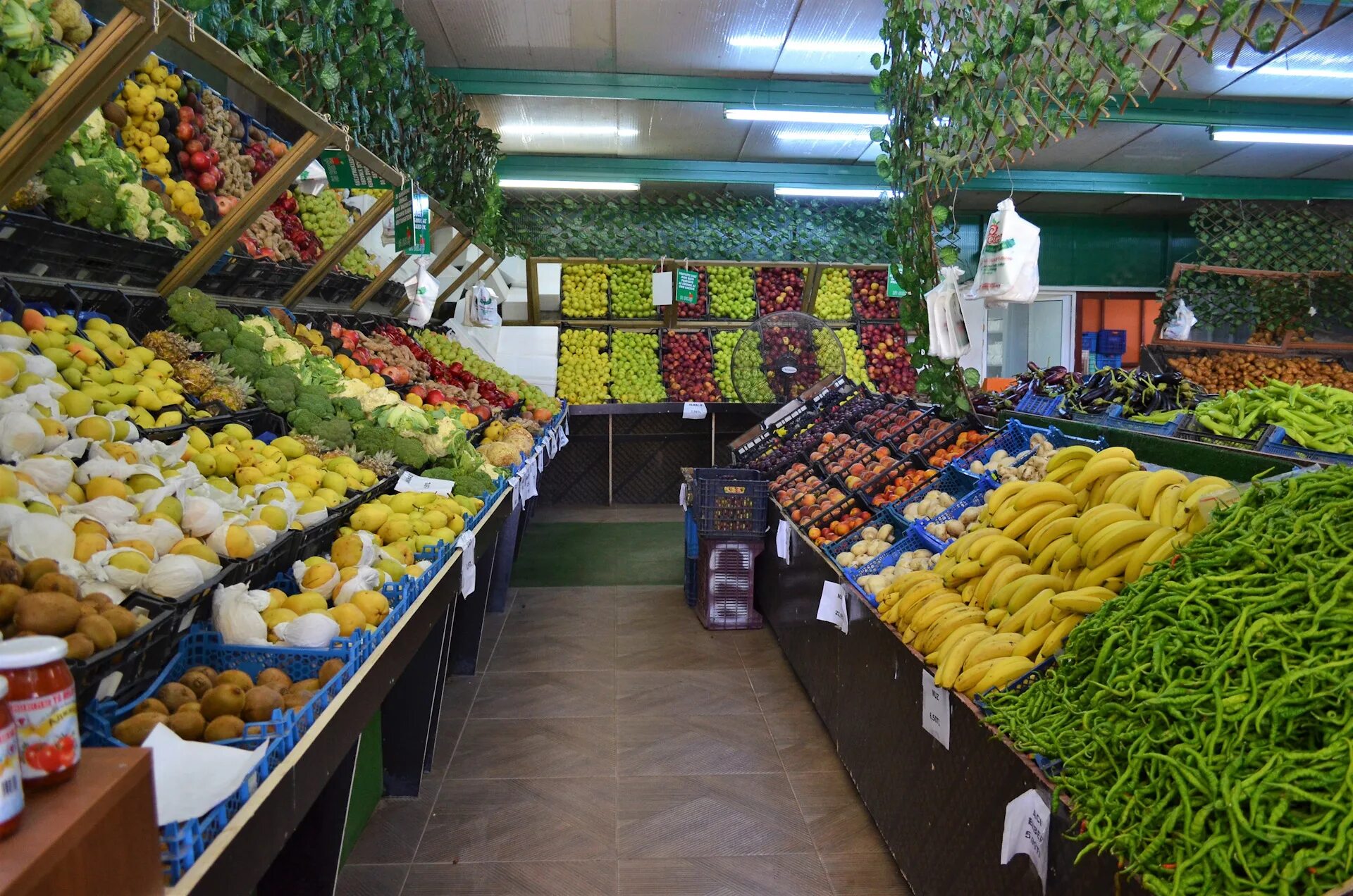 Европейские продукты. Молдавия рынок. Продуктовый рынок на северном кипре. Продукты в молдове. Плодоовощная продукция на ярмарке фото.
