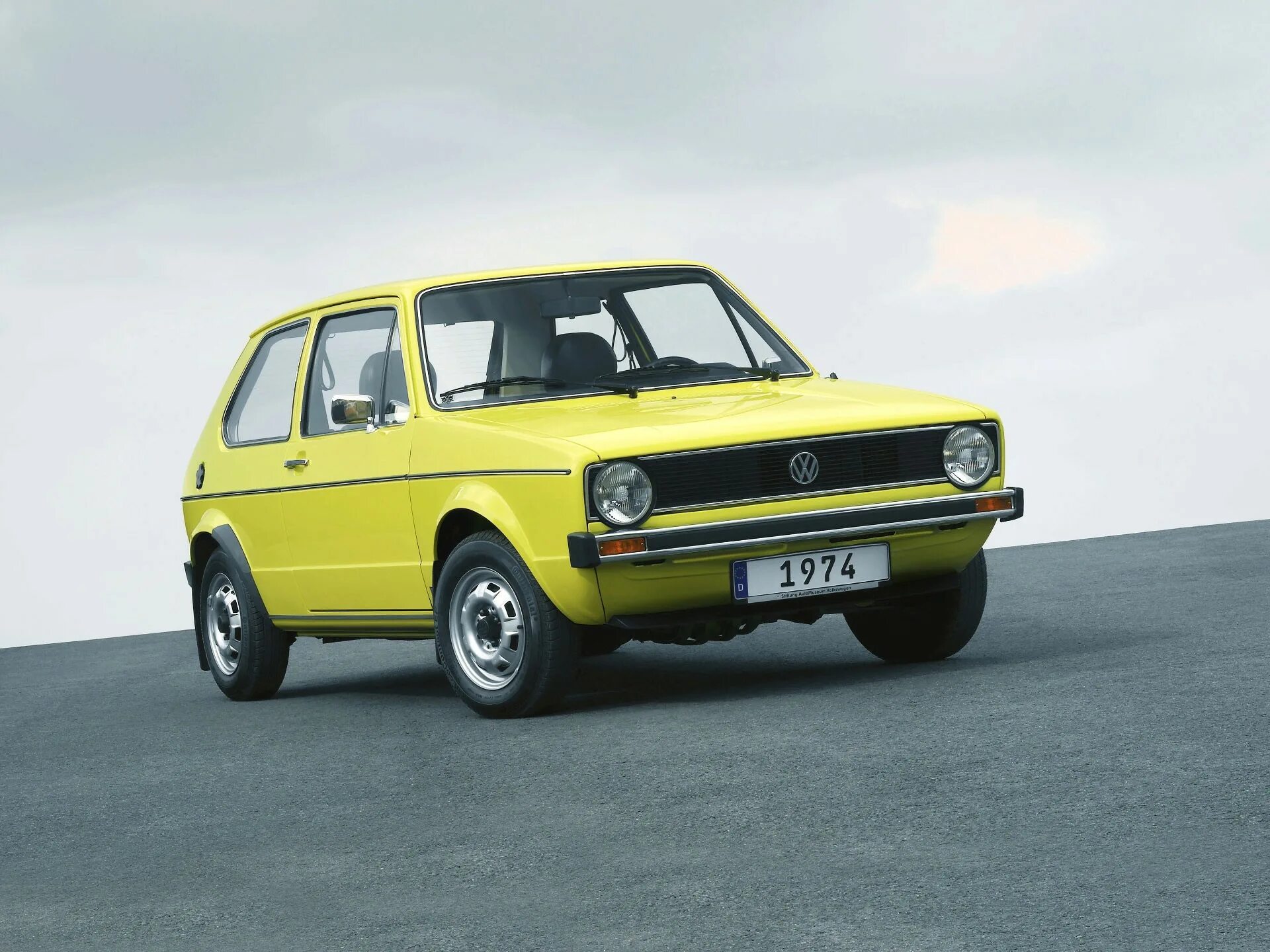 Volkswagen первый автомобиль. 1974 Volkswagen Golf 3 Door. Фольксваген Golf 1. Volkswagen Golf i 1974. Фольксваген гольф 1974.