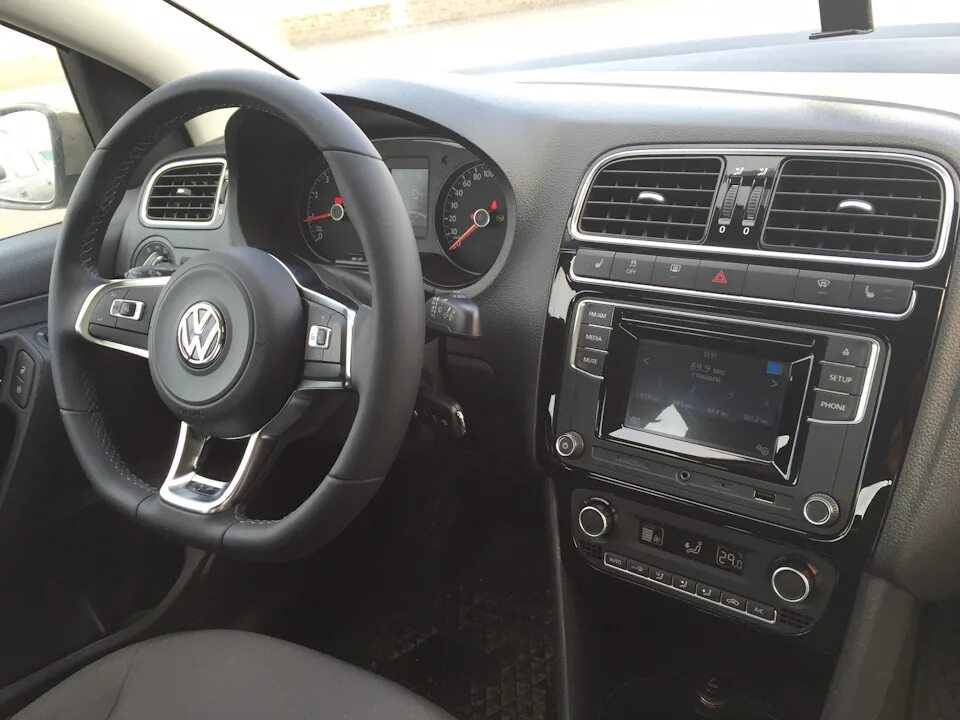Polo sedan 2019 комплектации. Комплектация highline golf 6. Volkswagen polo 2017 салон. Фольксваген поло 2017 максимальная комплектация. Поло 2014 года фольксваген комплектации.