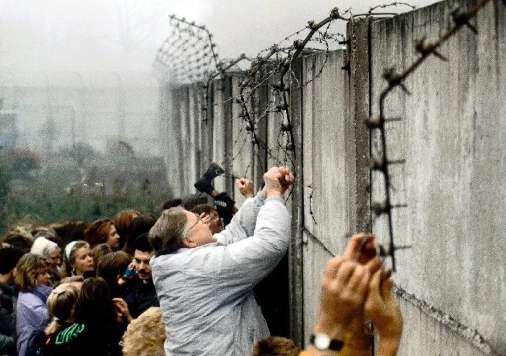 Крушение берлинской стены. Berlin wall 1989. берлинская стена фрг. воздвижение берлинской стены. падение берлинской стены.