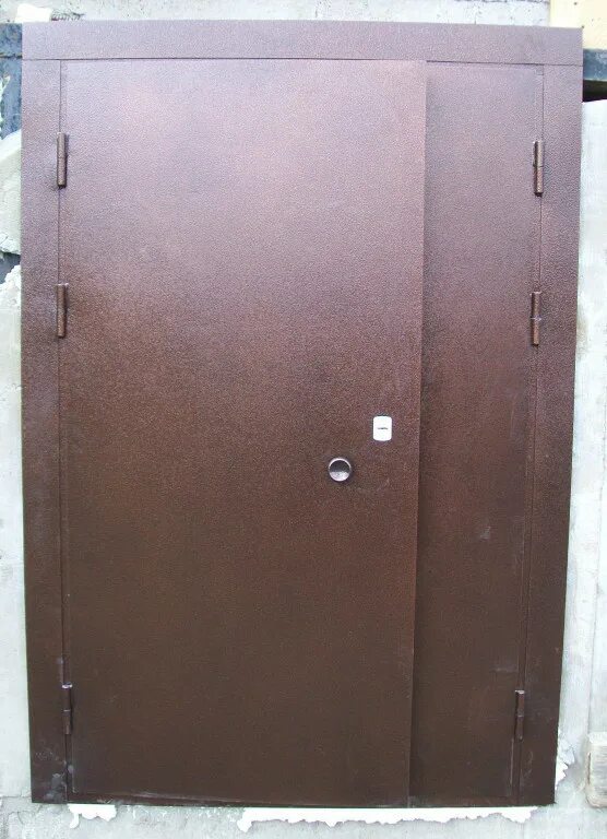 Куплю б у железный дверь входной. Двери входные в подъезд металлические. Старая металлическая дверь. Тамбурные двери в подъезд. Дверь металлическая коричневая.