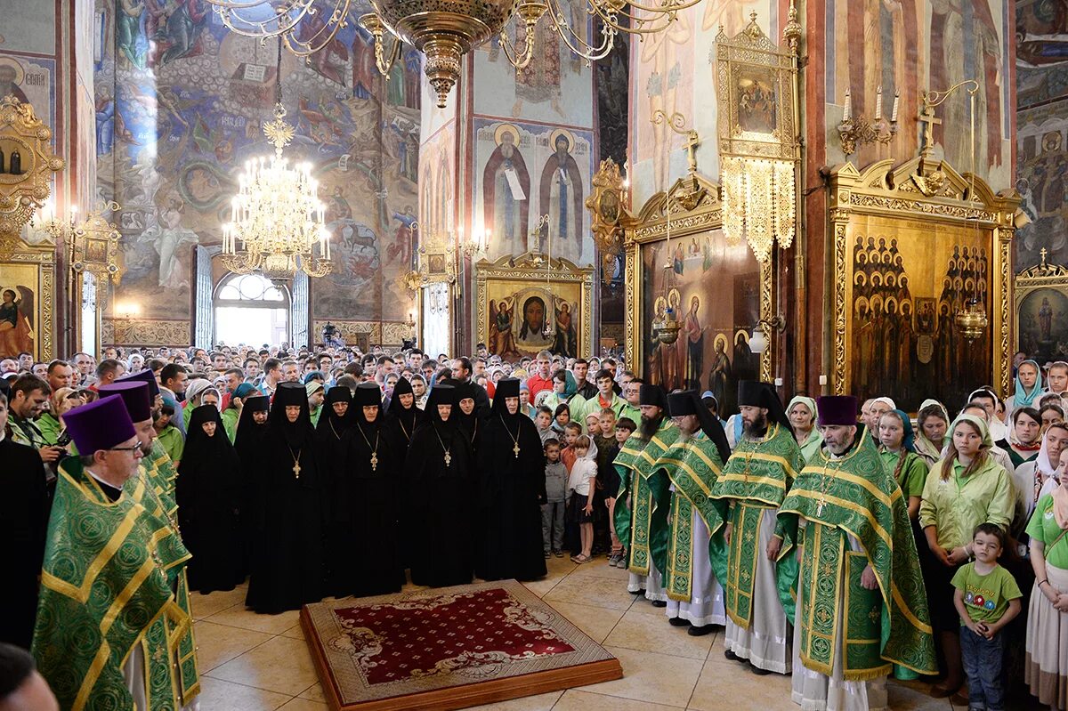 Богослужения в св. Троице Сергиева Лавра Троица литургия. Троице Сергиева Лавра литургия. Мощи преподобного Сергия Радонежского в Сергиевой Лавре. Богослужение Троице Сергиева Лавра.