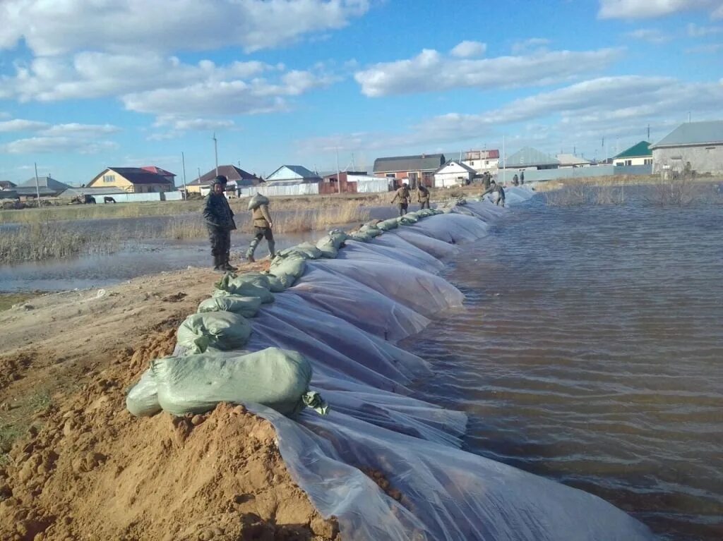 Берегоукрепление откосного типа. Дамба обвалованная земляная. Защитная дамба от паводка. Тюмень дамба. Противопаводковая дамба.