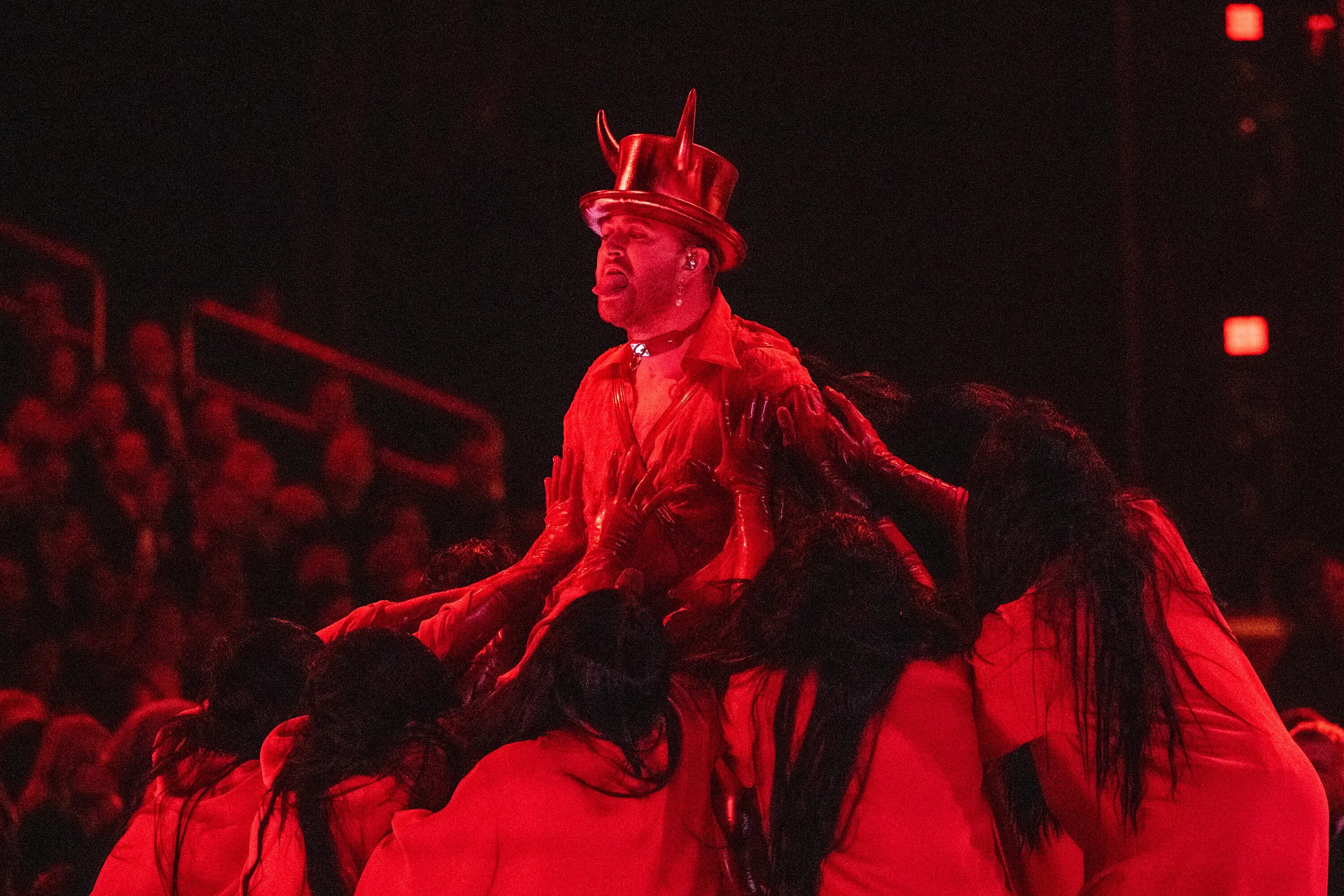 Меган фокс грэмми 2023. Сэм смит грэмми 2023. Сэм 2023. Сэм смит в черном латексе. Сэм смит 2023 сатанинский концерт.