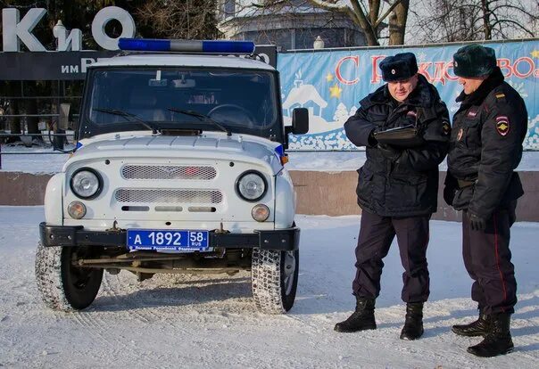 Участковым уполномоченным полиции вручили служебные автомобили