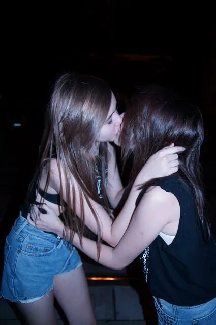 Lesbian 13. Несовершеннолетние лесби. Поцелуй девушек в школе. Девушки целуются. Подруги целуются.