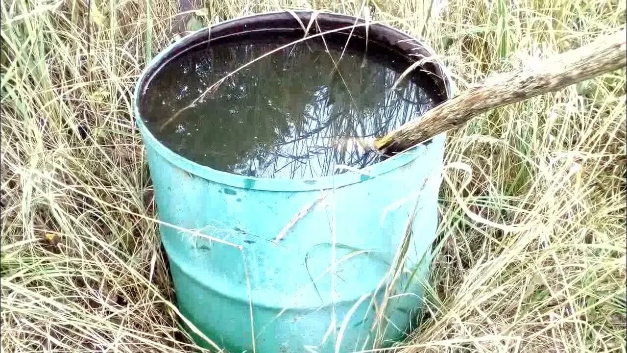 Замерзла вода в бочке. Вода в бочке. Бочки с водой зимой. Кадушка с водой. Бочки с водой на даче зимой.