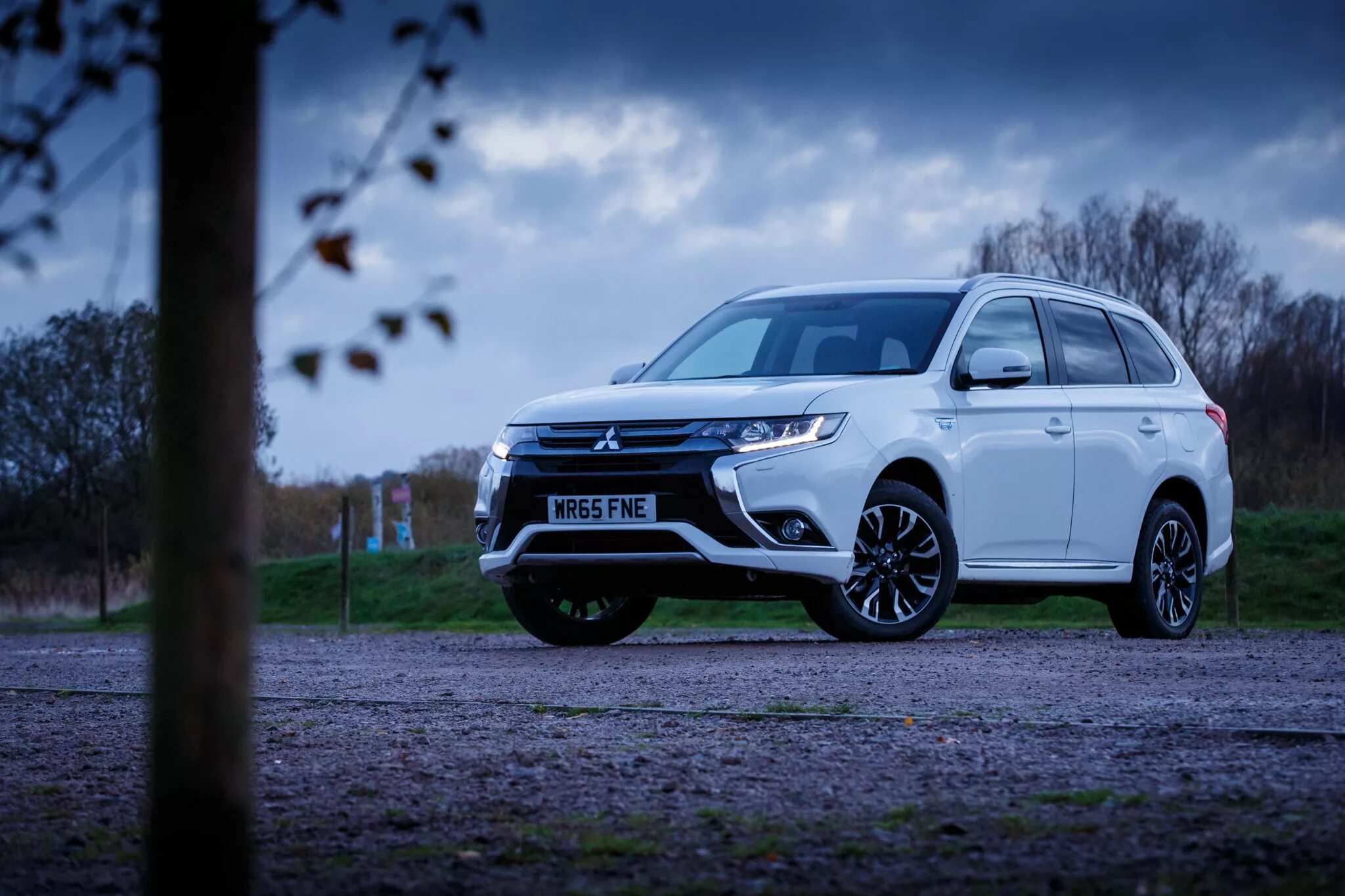 Phev гибриды. Mitsubishi Outlander PHEV. Мицубиси Аутлендер PHEV. Митсубиси Аутлендер PHEV 2015. Гибрид Mitsubishi Outlander PHEV.