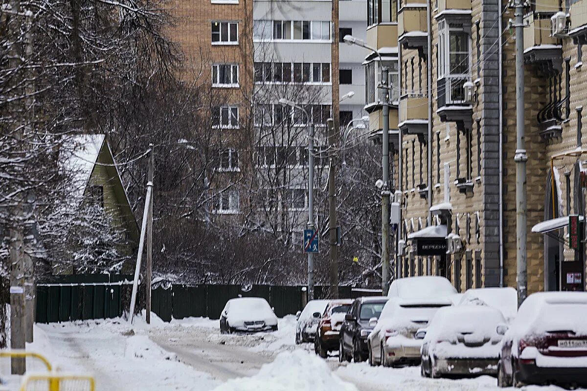 зимний двор хрущевки. заснеженный двор. вид во двор. зима во дворе. зимние дворы россии.
